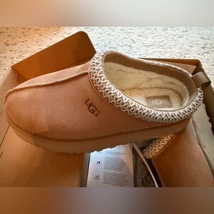 UGG Kids Tazz Sz 4 Cream Fleece-Lined Footwear